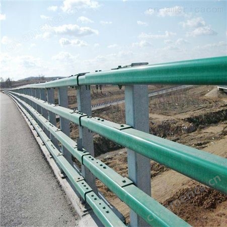 钢柱式横梁护栏 结构形式灵活 占用面积小能与道路线形相协调